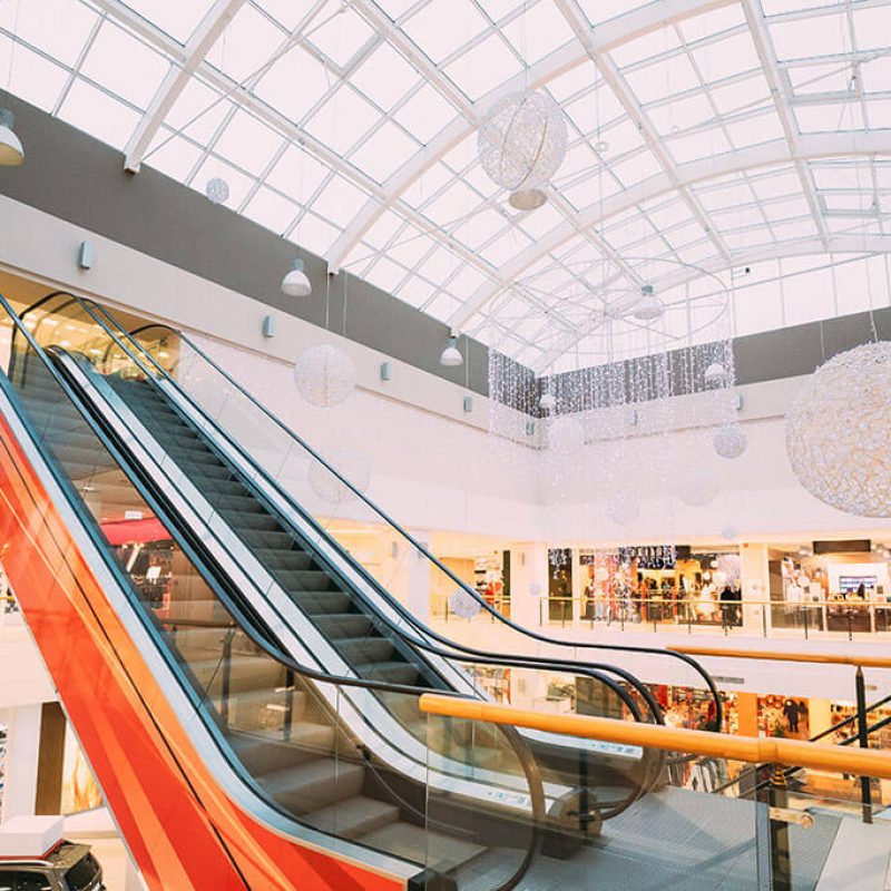 escalator-in-modern-shopping-mall-shopping-centre-E8UJNDC.jpg